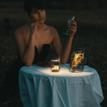 Sonnenglas bocal solaire petit et grand sur table avec femme