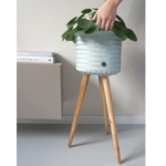 UP high cache-pot tressé grisbleu sur pied en bois Handed by fairtrade