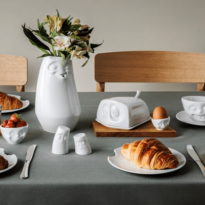 Salière et poivrière avec vase détendu bol tasse beurrier coquetier tassen petit déjeuner croissant