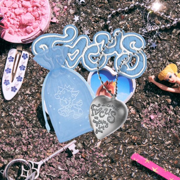 Hearts2Hearts-FOCUS-cover-Heart-Locket-mkpop