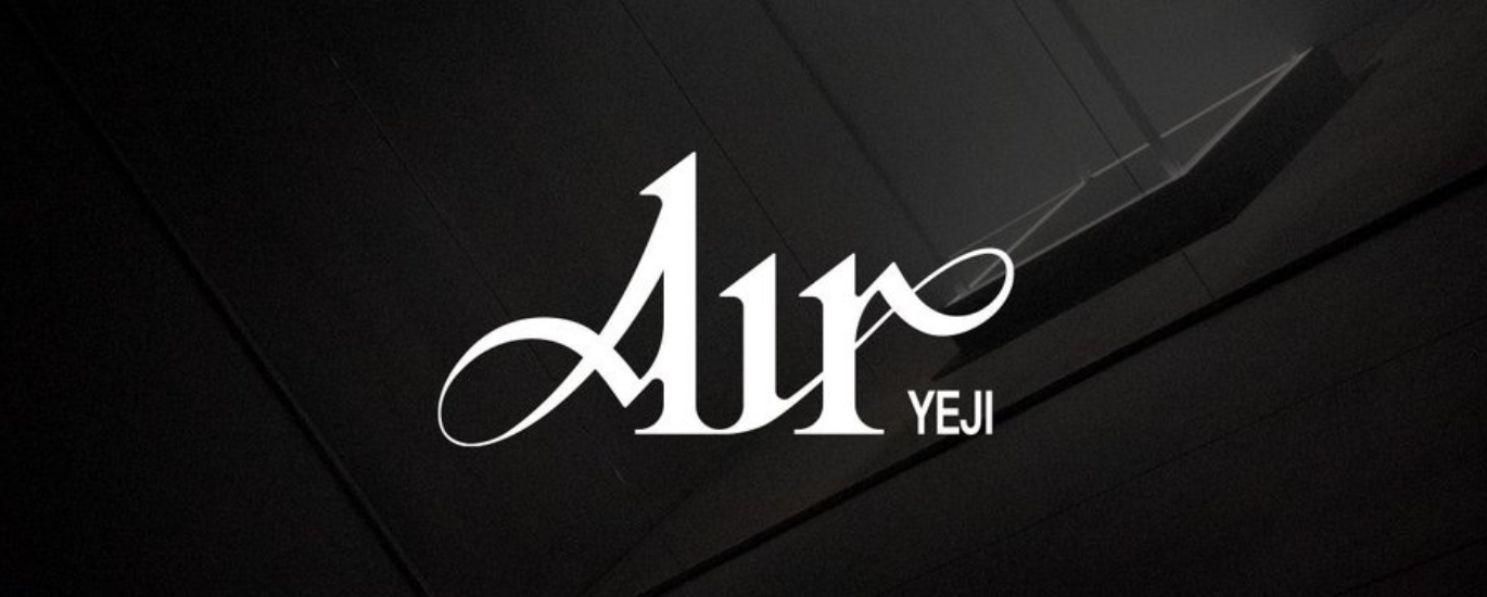 YEJI  ​Membre du groupe sud-coréen ITZY, a fait ses débuts en solo avec l'EP "Air", sorti le 10 mars 2025 sous le label JYP Entertainment.  Cet EP comprend quatre titres : "Air", "Invasion", "Can't Slow Me, No" et "258". La chanson titre, "Air", est un morceau de synth-pop inspiré des années 80, mettant en valeur les talents de danseuse de Yeji. 