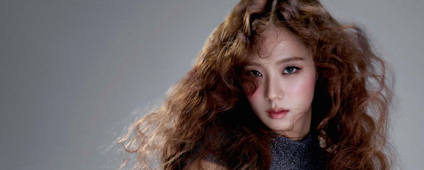 JISOO de son nom complet Kim Ji-soo, est une chanteuse, actrice et mannequin sud-coréenne née le 3 janvier 1995 à Gunpo, Gyeonggi-do, Corée du Sud. Carrière avec BLACKPINK :En août 2011, Jisoo rejoint YG Entertainment en tant que stagiaire et, après cinq ans de formation, fait ses débuts en tant que membre du groupe BLACKPINK en août 2016. Le groupe connaît un succès mondial avec des titres tels que "Boombayah" et "DDU-DU DDU-DU".​