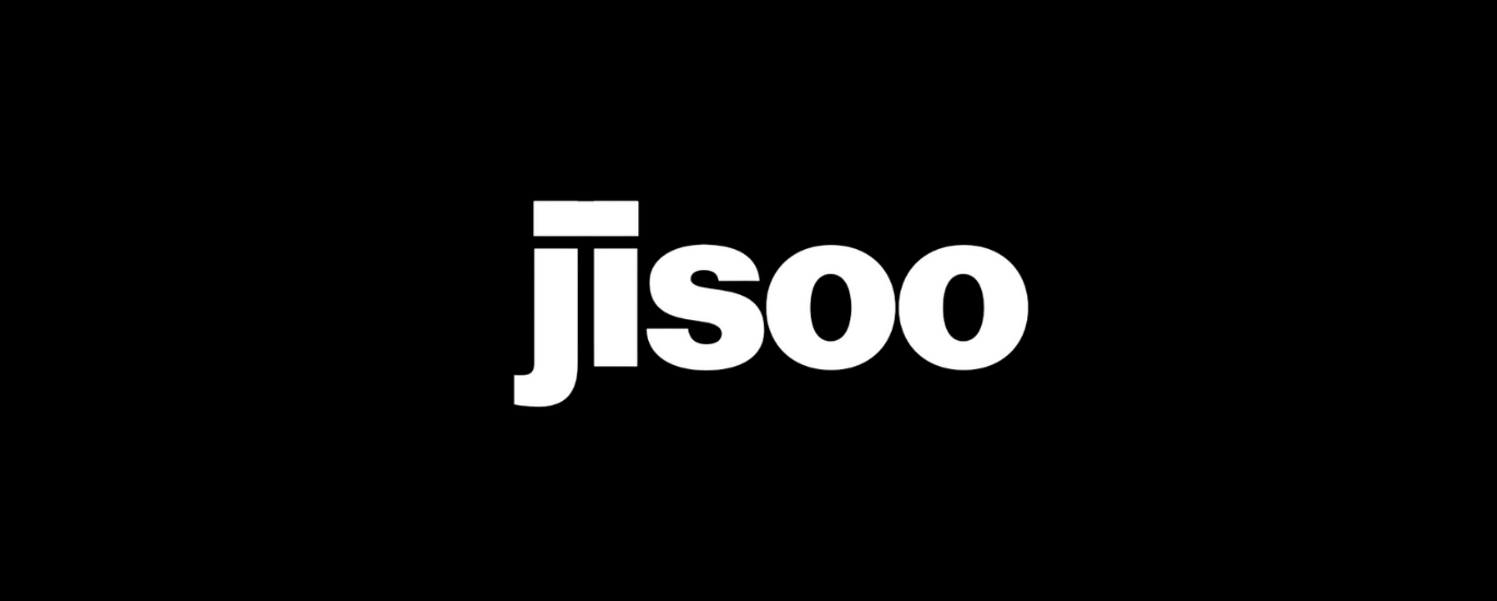 JISOO de son nom complet Kim Ji-soo, est une chanteuse, actrice et mannequin sud-coréenne née le 3 janvier 1995 à Gunpo, Gyeonggi-do, Corée du Sud. Carrière avec BLACKPINK :En août 2011, Jisoo rejoint YG Entertainment en tant que stagiaire et, après cinq ans de formation, fait ses débuts en tant que membre du groupe BLACKPINK en août 2016. Le groupe connaît un succès mondial avec des titres tels que "Boombayah" et "DDU-DU DDU-DU".​