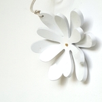 pendentif cristal desquermoise blanc en forme de fleur marguerite