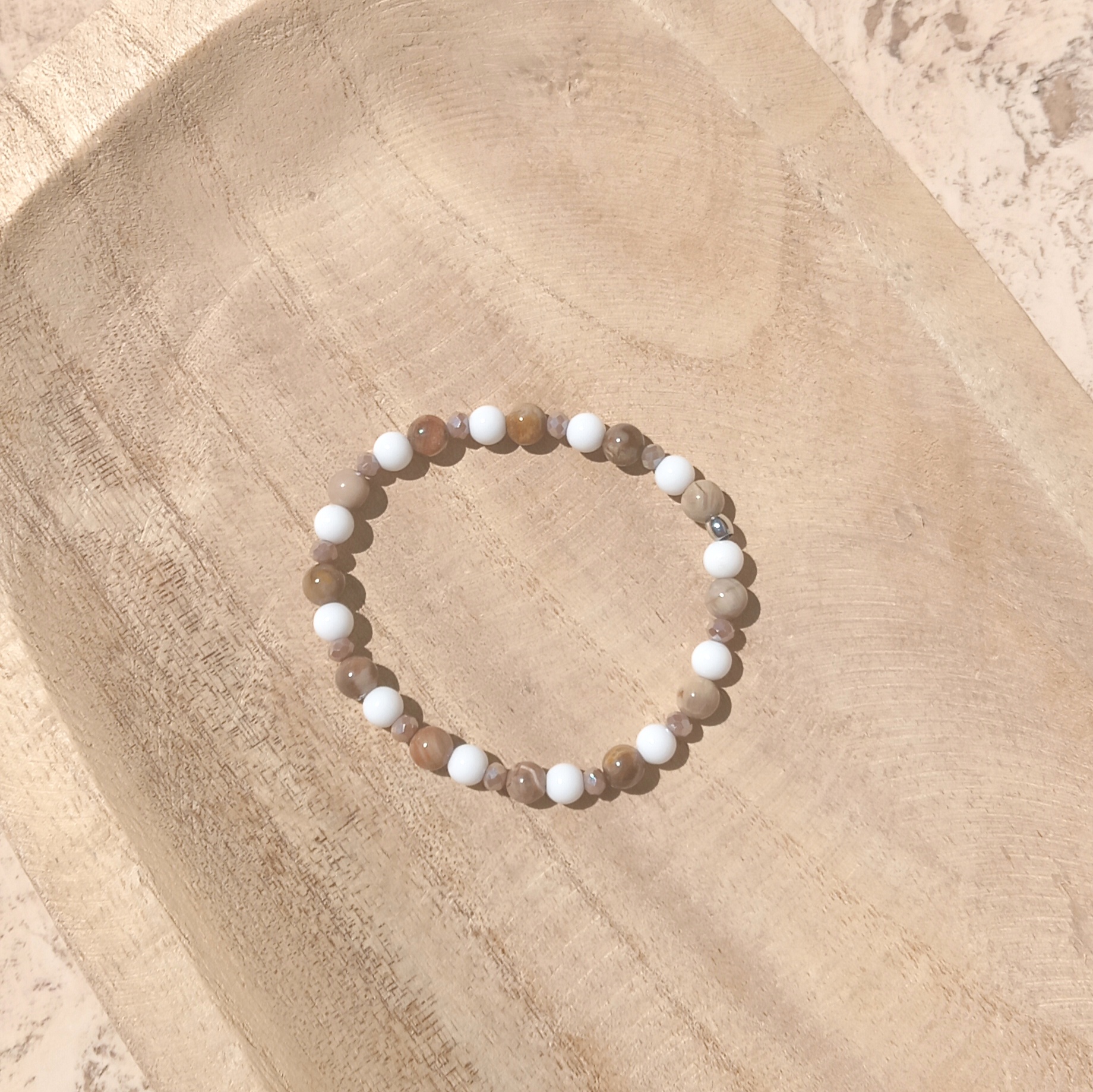 Bracelet élastique en pierres naturelles - Bois fossilisé, Agate blanche et perles de cristal