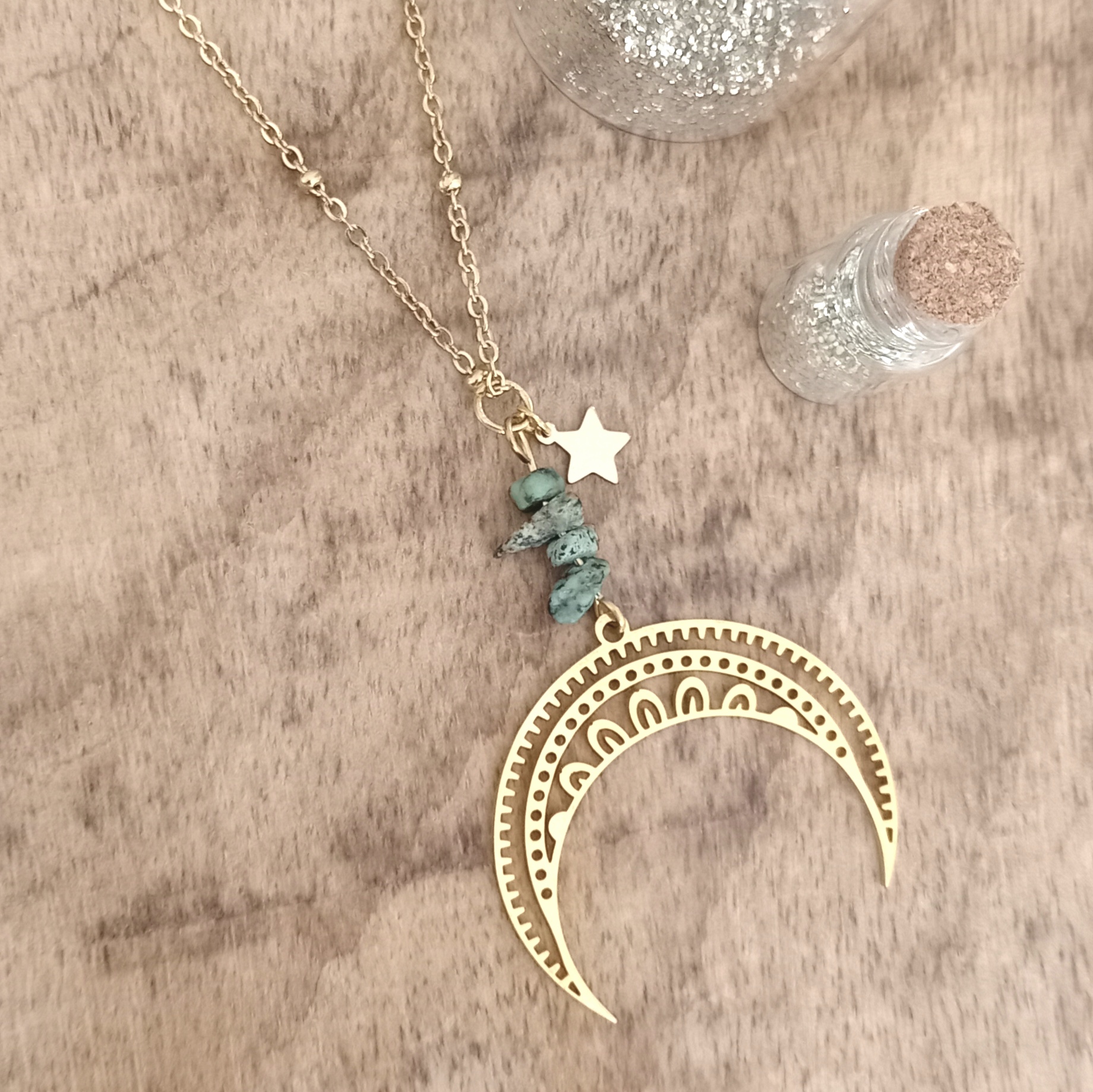 Sautoir Long en Chaîne Dorée, Turquoise Africaine et Pendentif Lune