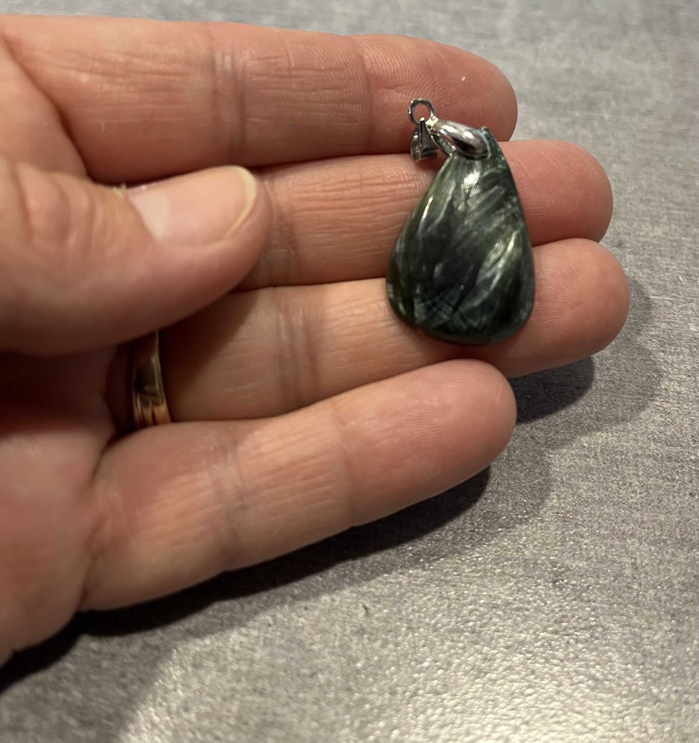 pendentif-seraphinite-vertus-lithothérapie.jpg