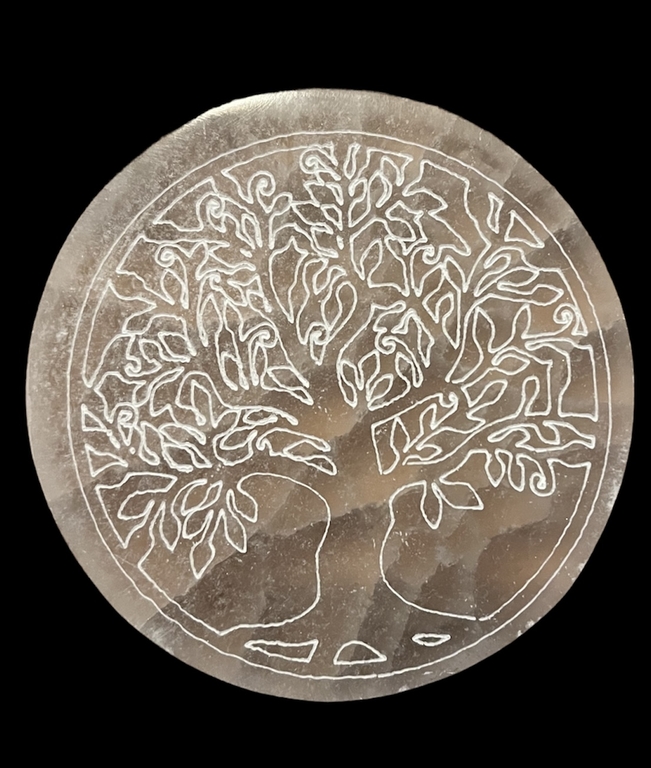 Plaque De Sélénite Ronde Gravée - 13,5 Cm - Arbre, Soleil Et Lune - Pour Méditation Et Décoration