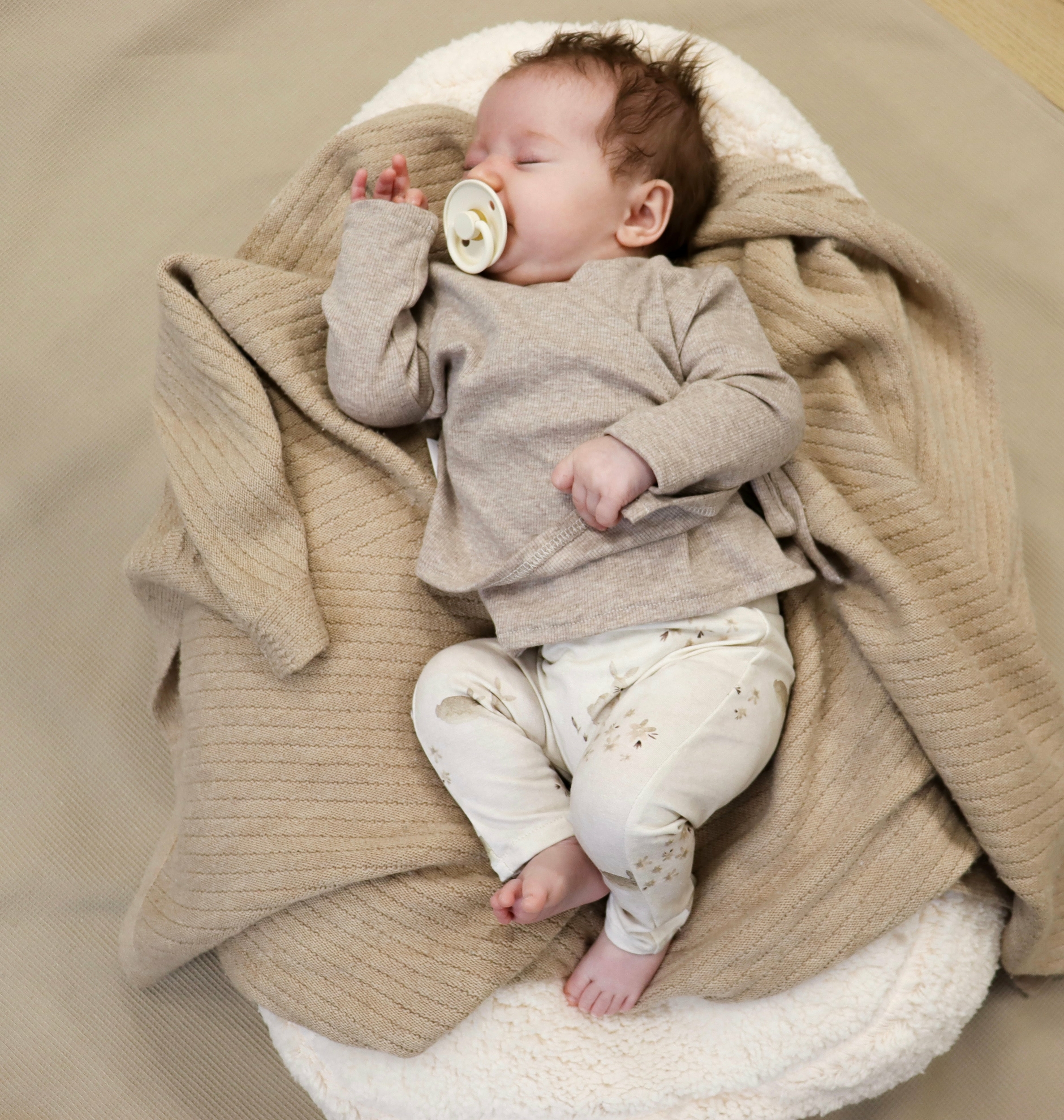 Housse matelas à langer bébé en tissu moumoute écru