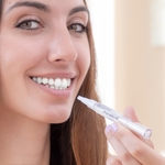 Stylo blanchisseur des dents restaure la blancheur de l'email