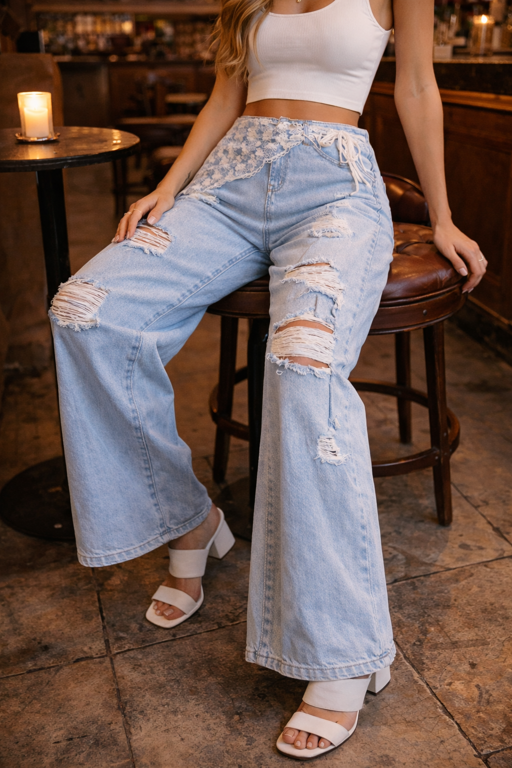 Jean large femme destroy denim clair détail dentelle