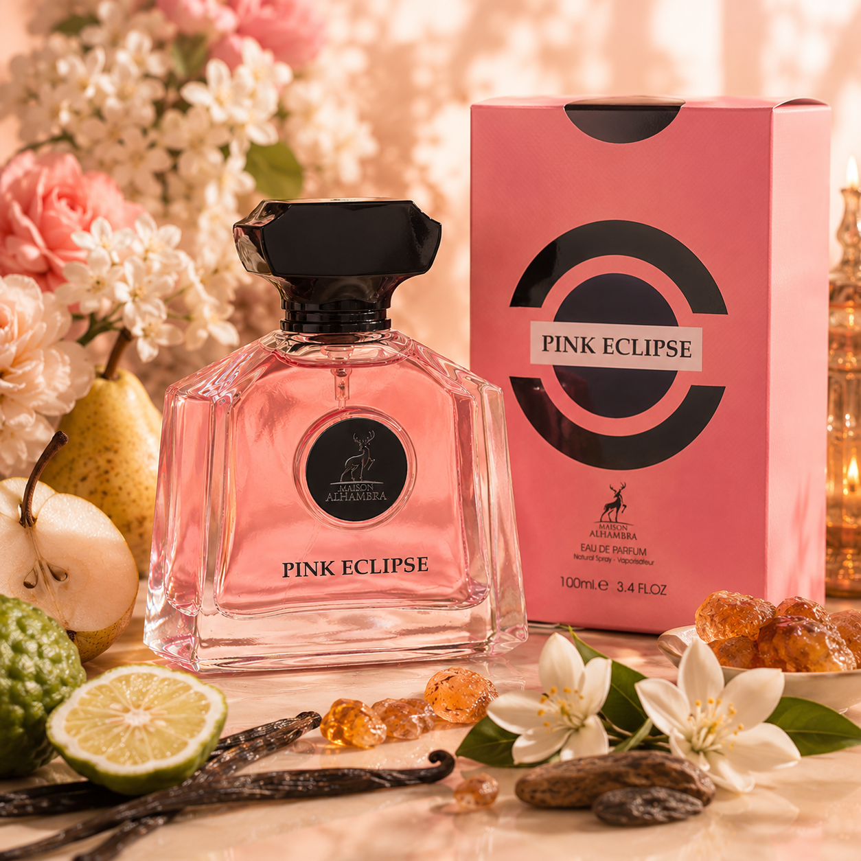 Pink Eclipse Maison Alhambra parfum femme 100ml avec bouteille et boîte dans un décor raffiné inspiré de ses notes fruitées, florales et ambrées.