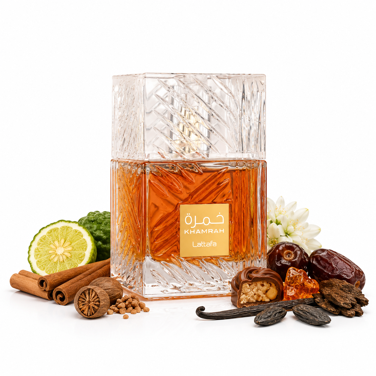 Khamrah Lattafa bouteille seule sur fond blanc avec notes olfactives visuelles de cannelle, dattes, vanille, bergamote et bois ambrés, image épurée style Google Shopping.