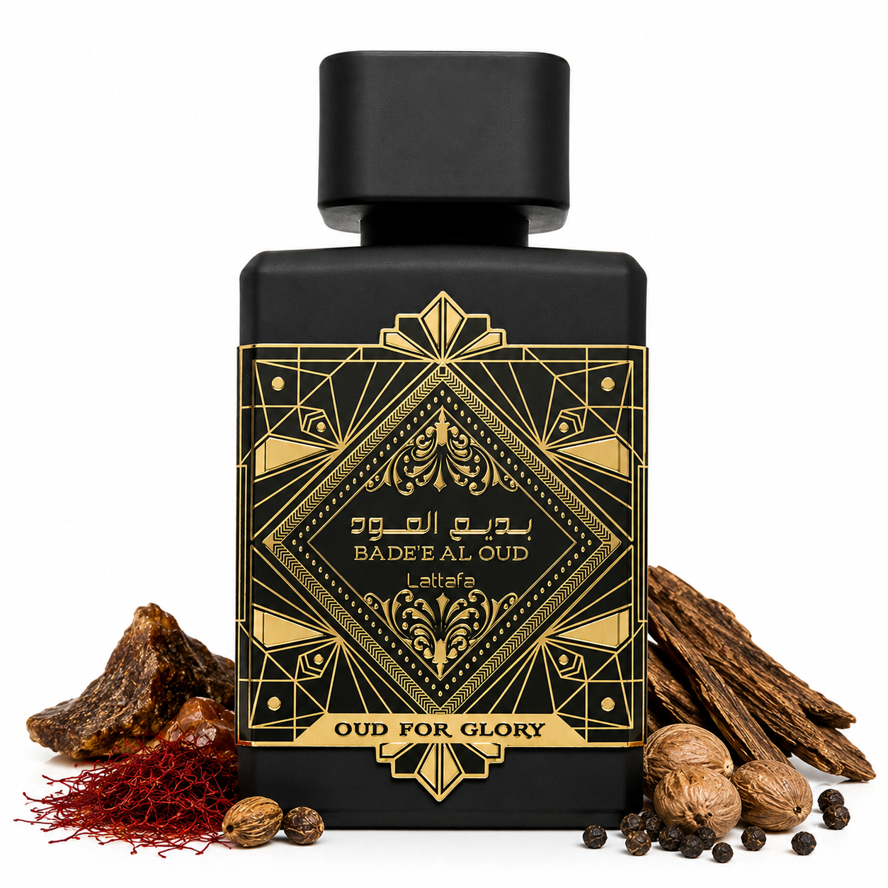 Flacon Lattafa Oud for Glory Bade’e Al Oud eau de parfum 100 ml sur fond blanc avec safran, oud, patchouli et épices évoquant une fragrance orientale boisée intense.
