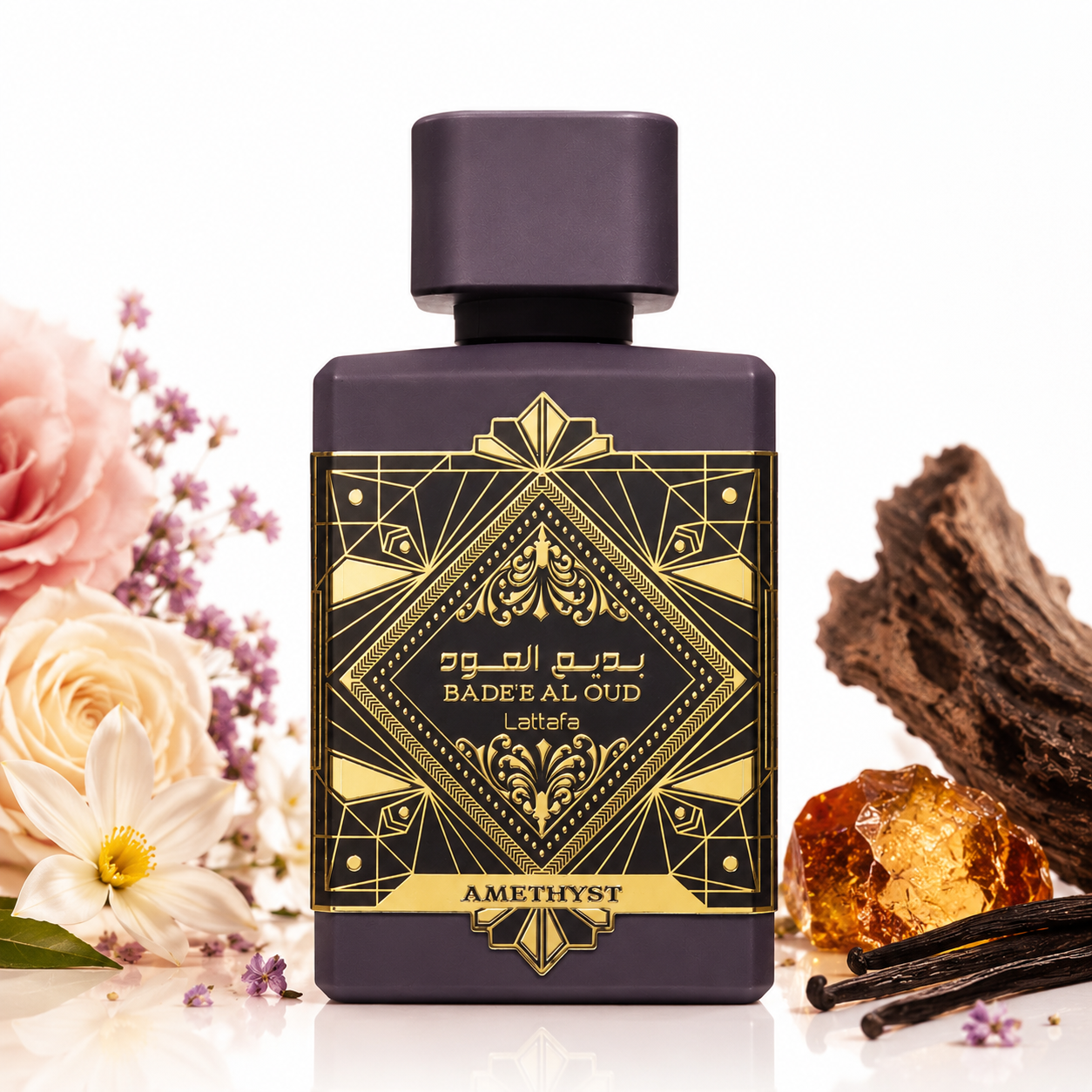 Flacon Lattafa Bade’e Al Oud Amethyst eau de parfum 100 ml sur fond blanc avec rose, fleurs blanches, oud, ambre et vanille évoquant une fragrance florale orientale élégante.