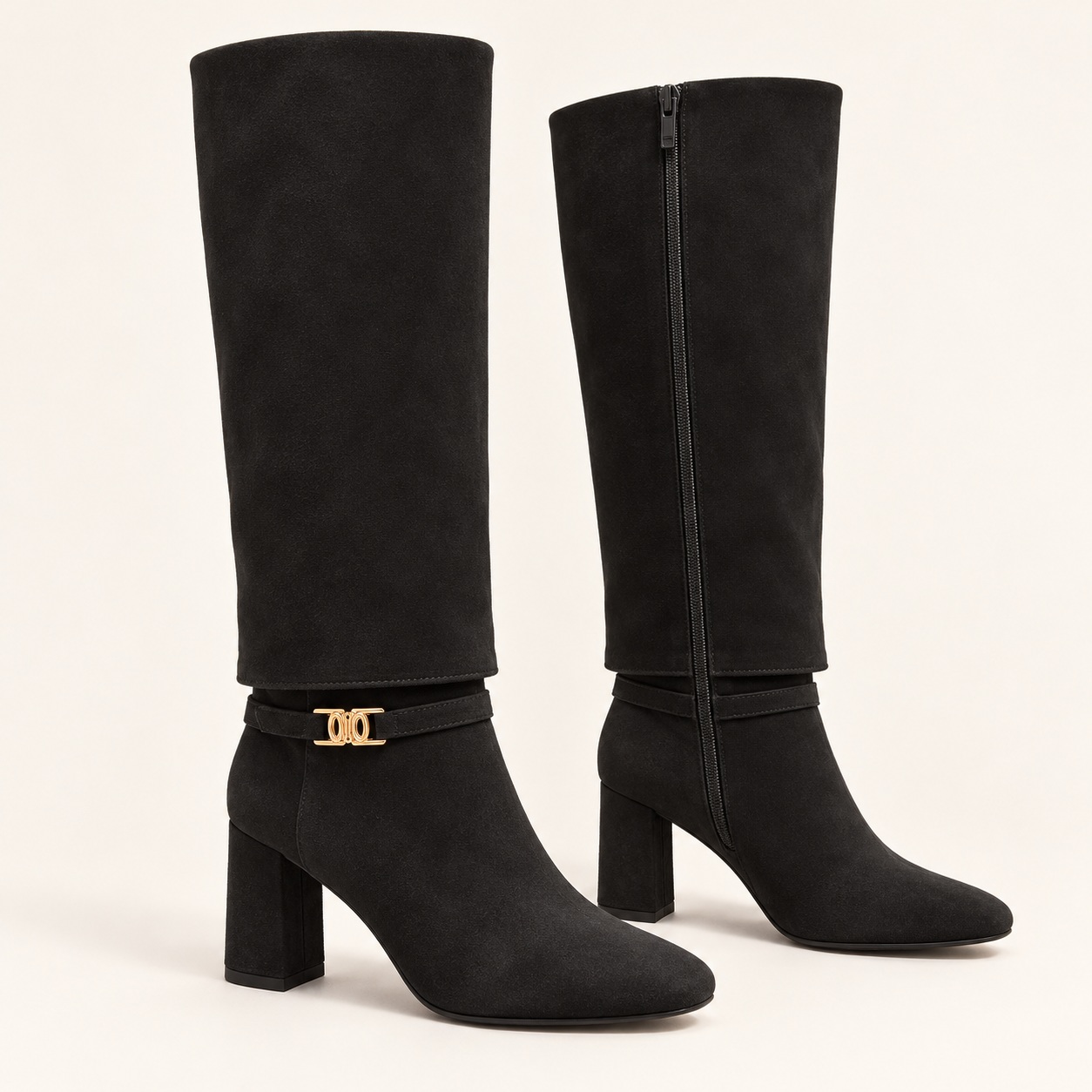 Bottes noires en suédine 9292, large revers jusqu’à la cheville, bride dorée et talon bloc, présentées seules.