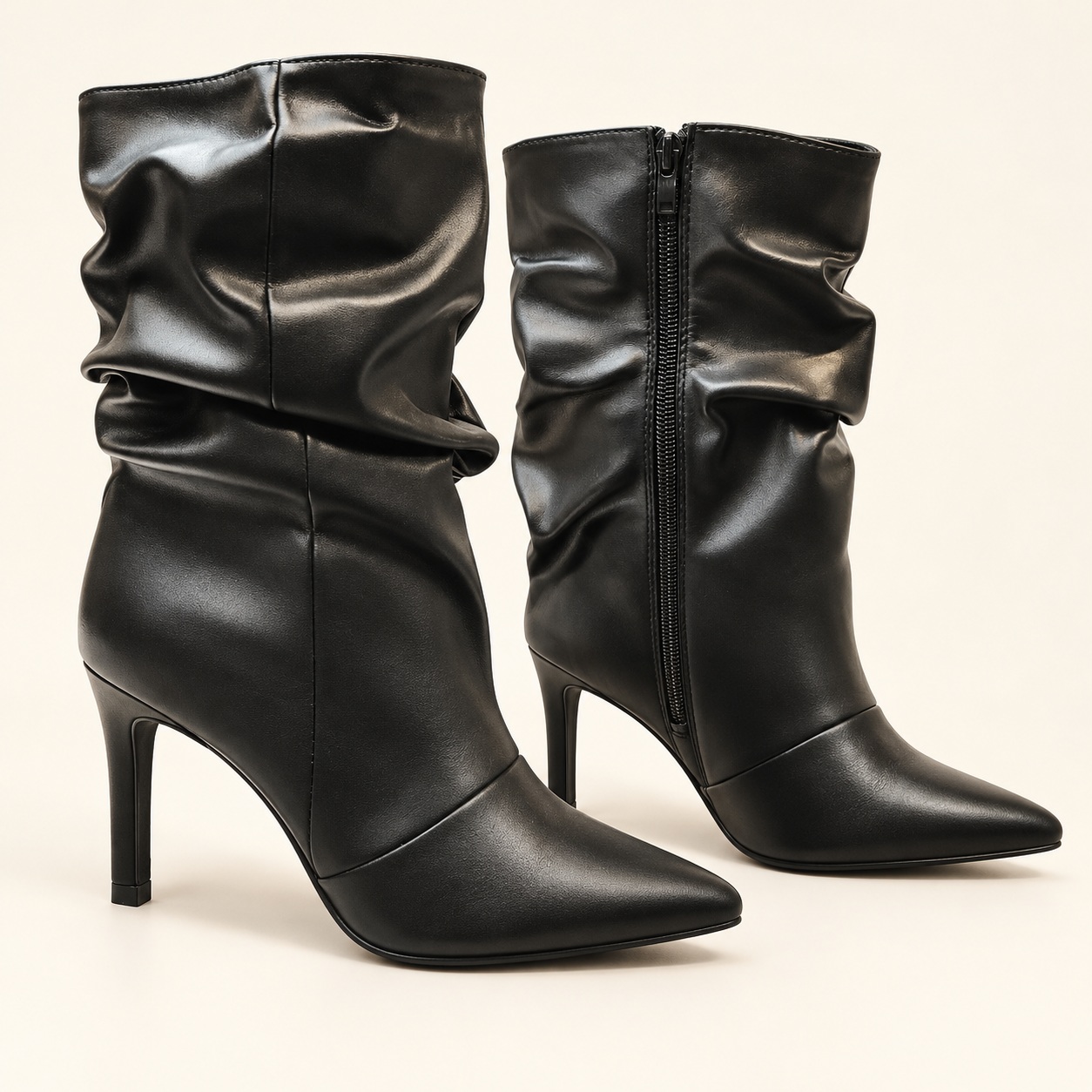 Paire de bottillons noirs 92-94 à tige plissée, bout pointu, talon fin et tirette intérieure.