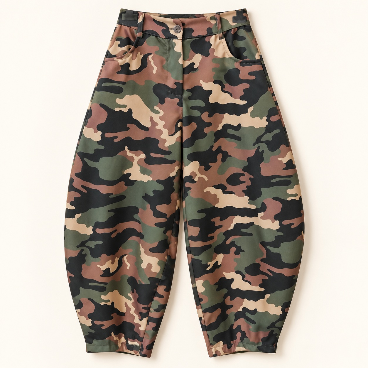 Pantalon camouflage coupe ballon, taille unique du 34 au 42, présenté seul de face sur fond clair.