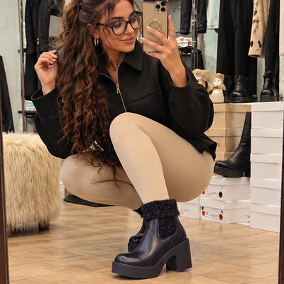 Bottillons noirs scintillants portés avec legging beige par notre mannequin en boutique