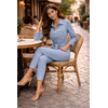 Combinaison jean femme chic portée assise silhouette élégante
