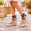 Sandales espadrilles compensées blanc noir avec lacets style bohème ambiance été