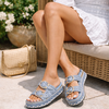 Sandales plateforme bleu ciel tressées avec boucles bijoux portées femme
