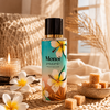 Brume parfumée Monoï Sucré 250 ml Collection Platinum dans une ambiance cocooning bohème chic avec fleurs de tiaré, gousses de vanille et cubes de sucre gourmands.