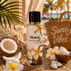 Brume parfumée Monoï Coconut 250 ml Collection Platinum présentée dans une ambiance bohème tropicale avec noix de coco fraîche, fleurs de tiaré et décoration estivale inspirée des vacances.