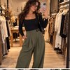Pantalon ballon kaki mannequin cheveux bouclés en boutique