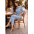 Combinaison jean femme chic portée assise silhouette élégante