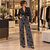 Jean wide leg gris anthracite à roses noires effet velours, vue de face en boutique sur mannequin.