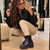 Bottillons noirs scintillants portés avec legging beige par notre mannequin en boutique