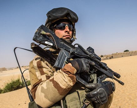 soldat avec lunettes combat
