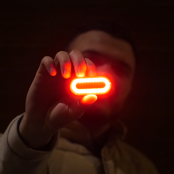 Lumière De Sécurité LED Fischer - Clip Vêtements, 3 Modes (clignotant Rapide/lent, Continu) - Pile CR2032 Incluse, 100h D'autonomie
