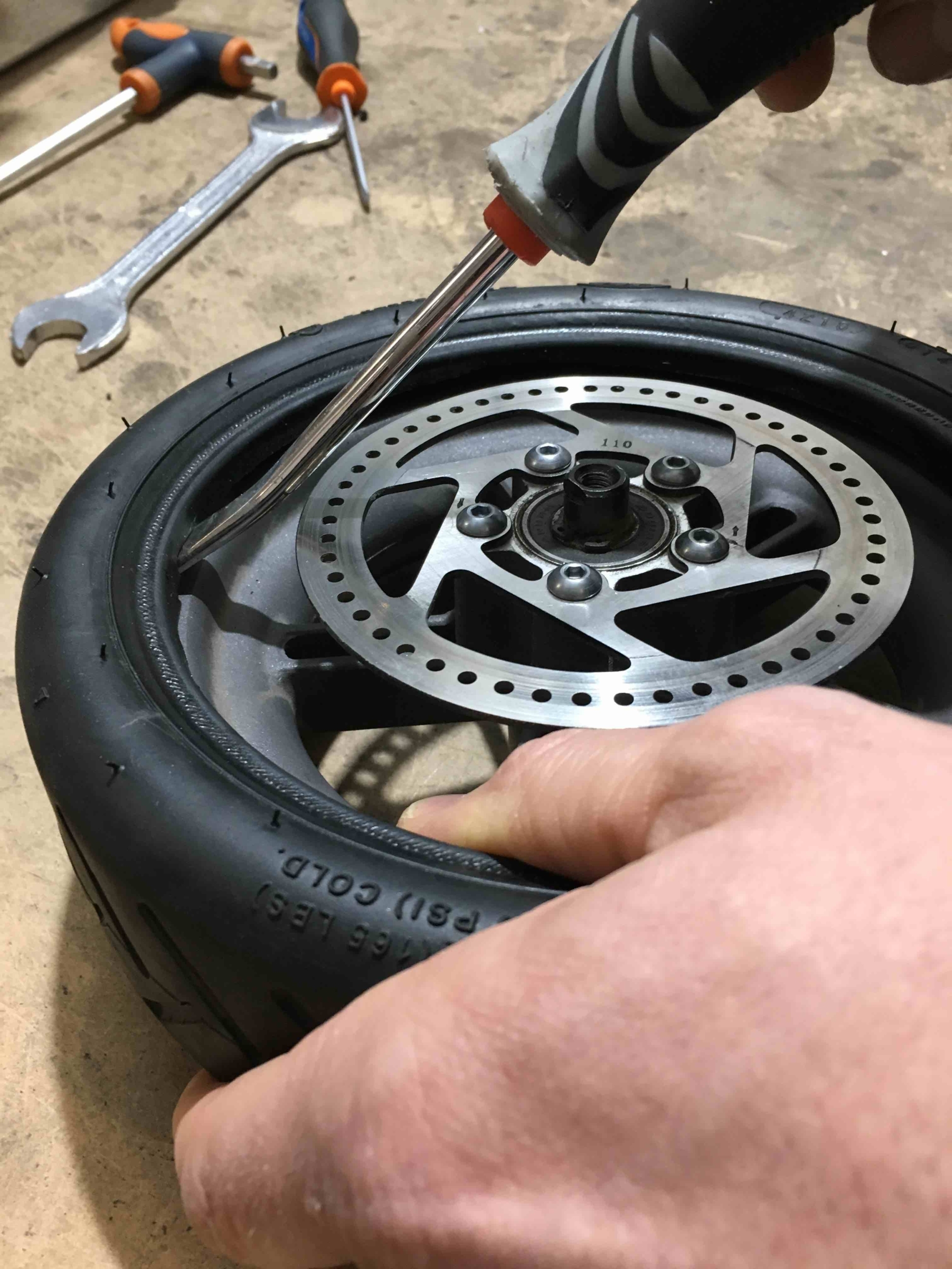 Réparation du pneu avant (moteur) de la trottinette XIAOMI M365