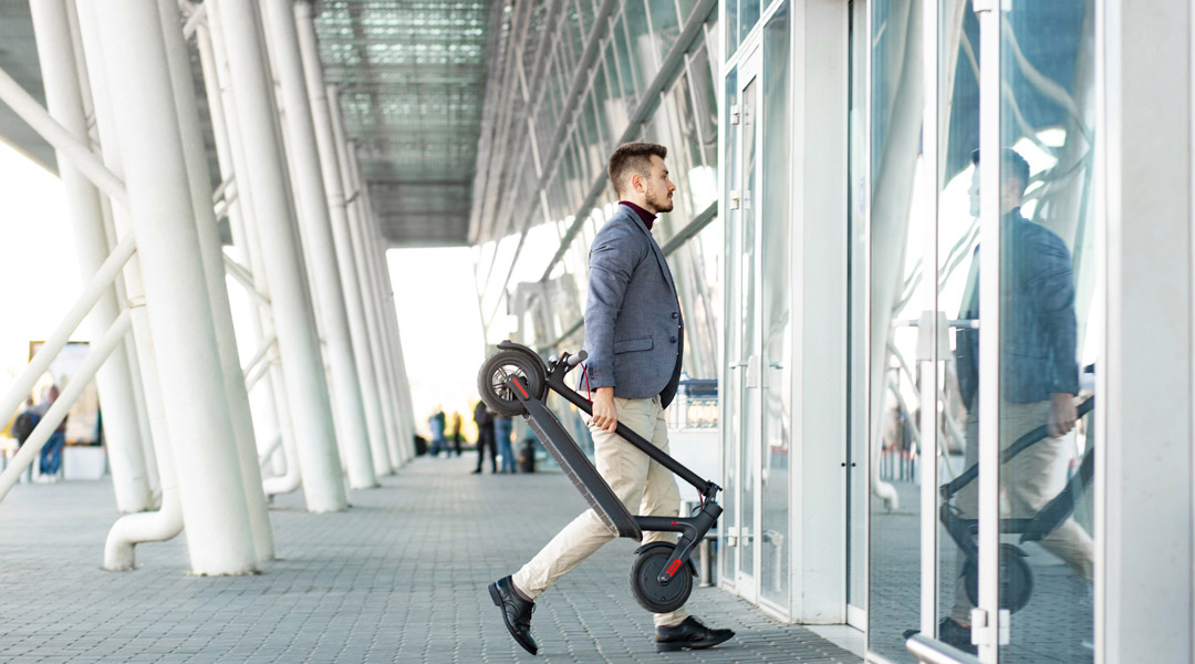 voyager entrain avion avec trottinette electrique