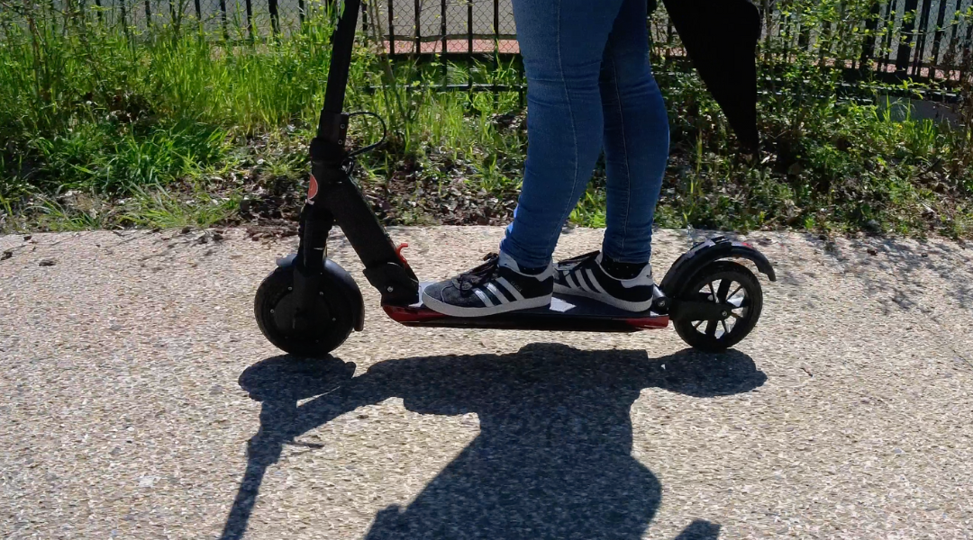 la bonne position pour rouler en trottinette