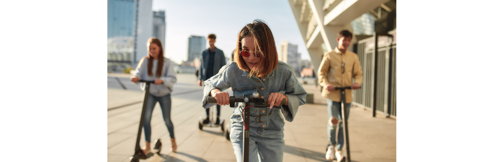 fille et garçon en trottinette électrique 