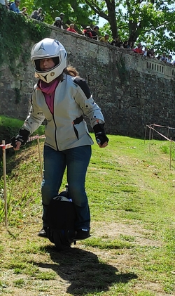 portrait-de-wheeler-femme-roue-electrique