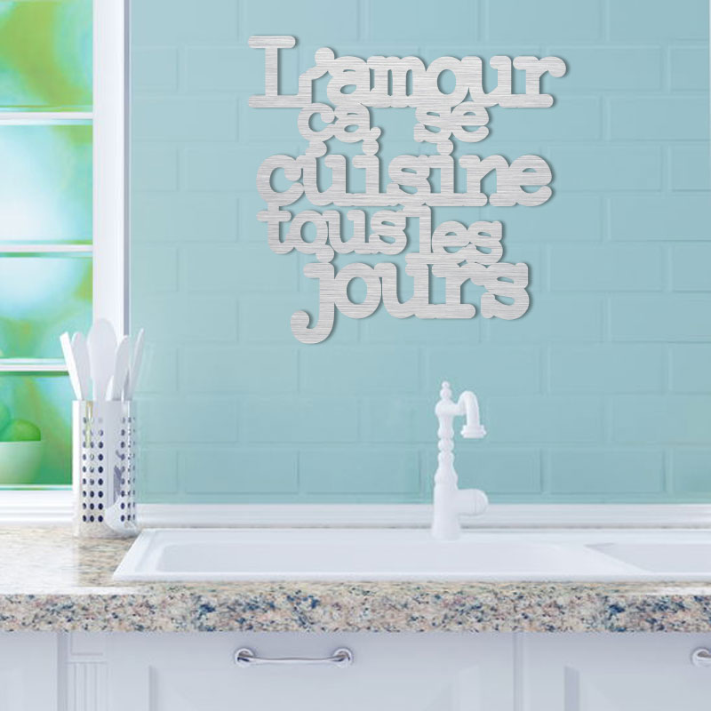 décoration-murale-métal-alu-brossé-citation-amour-se-cuisine-tous-les-jours