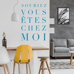 sticker-citation-souriez-chez-moi-couleur-bleu