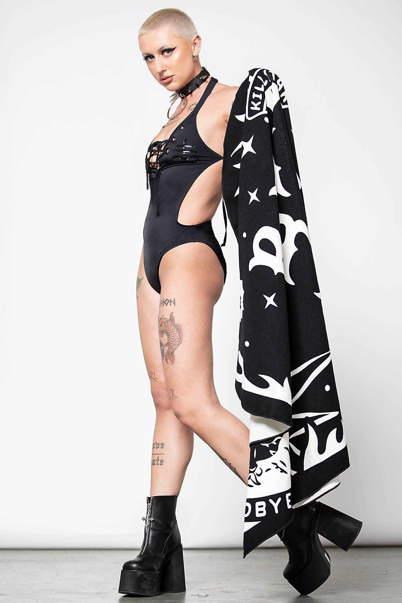 KS05343b_serviette-de-plage-bain-gothique-rock-beach-goth-heart