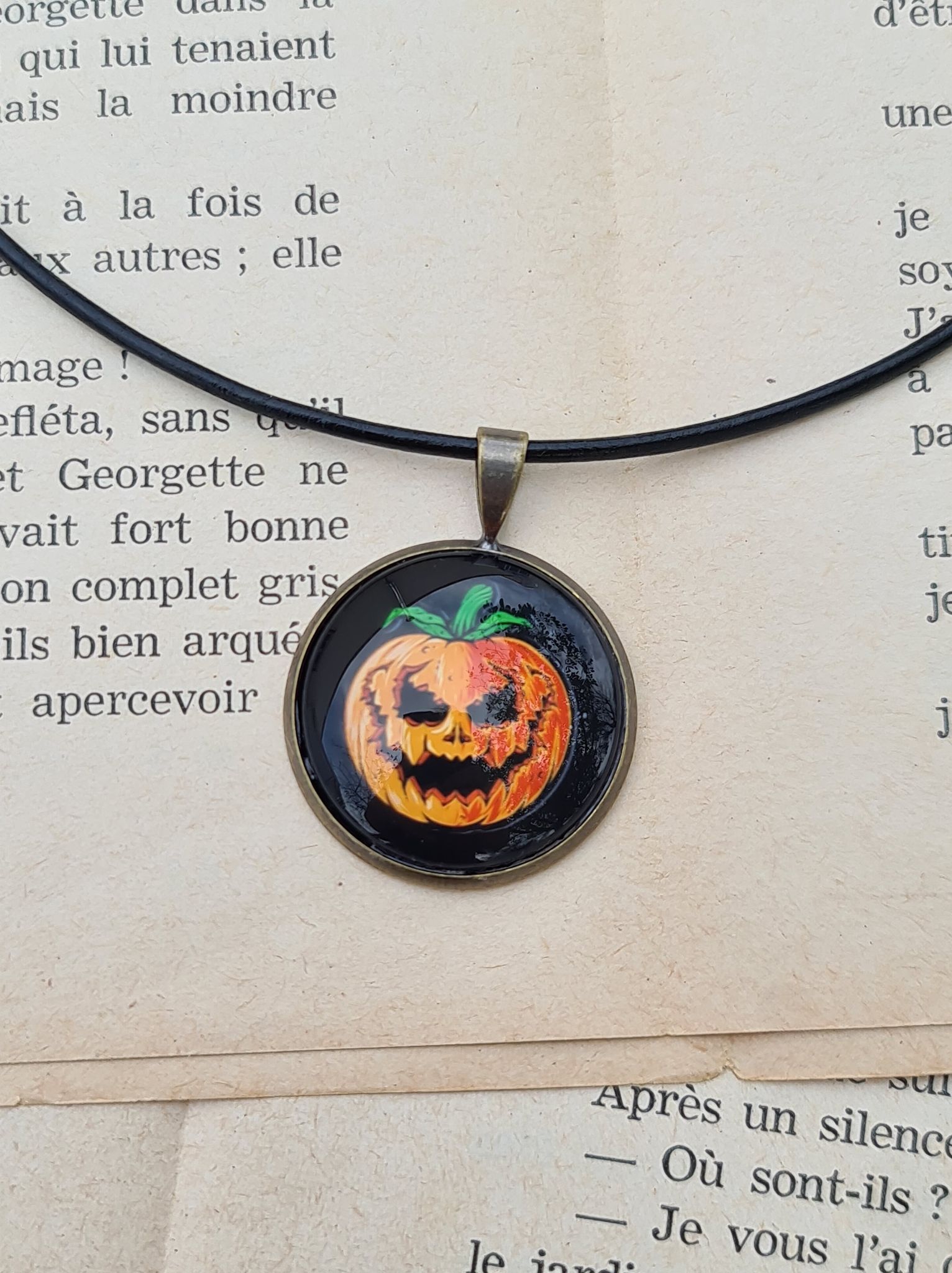 MNPEN011_pendentif-retro-style-vintage-automne-creepy-pumpkin