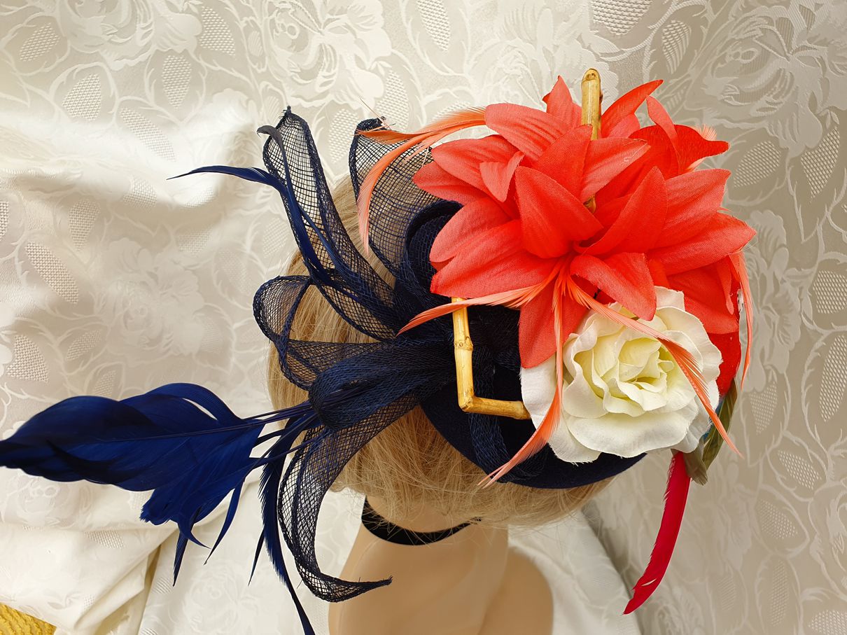mnfas023bb_bibi-fascinator-petit-chapeau-retro-50-s-pin-up-glamour-perroquet-023