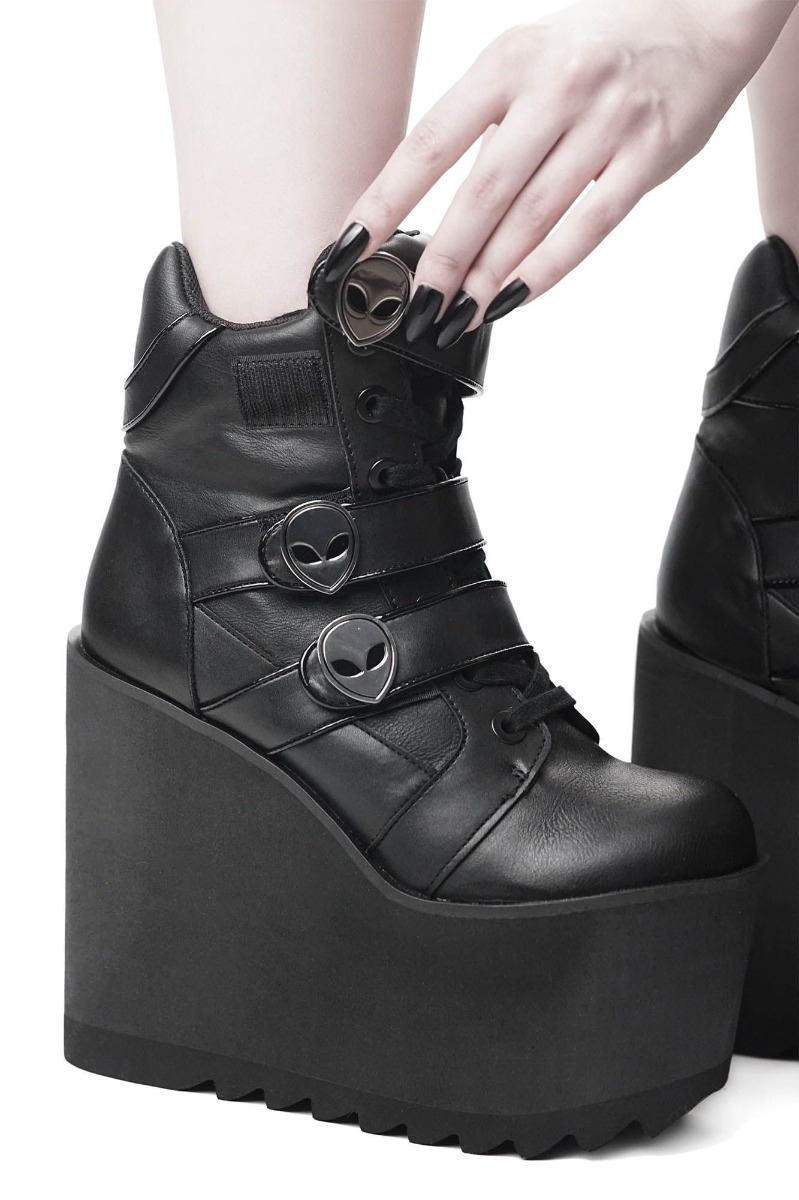 ks1123bbb_chaussures-bottines-wedge-gothique-glam-rock-shes-out-there-alien (1)