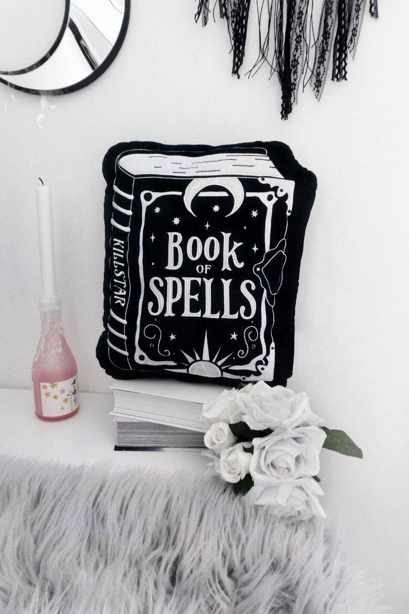 ks1228b_coussin-peluche-gothique-book-of-spells