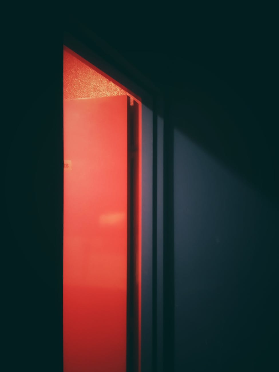 une porte rouge ouverte
