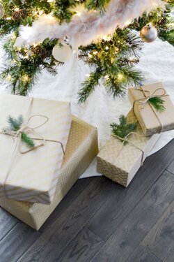 Quatre Boîtes Près Des Guirlandes Lumineuses