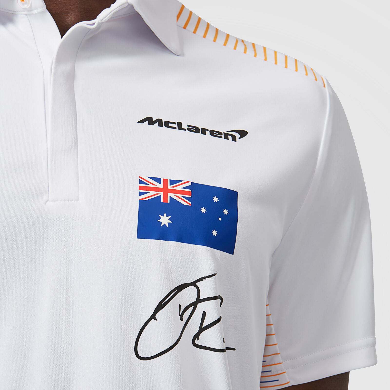 Polo homme McLaren Daniel Ricciardo blanc vue zoom sur drapeau et signature