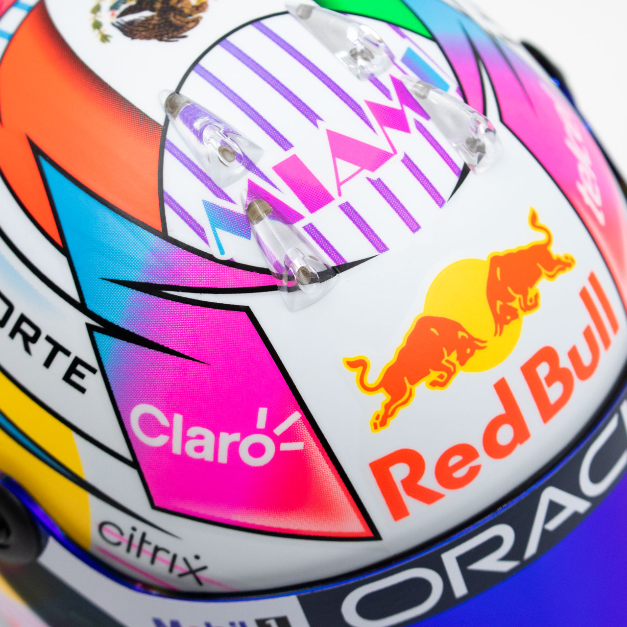 Mini casque Sergio Perez GP Miami 2022 Red Bull Racing vue zoom Miami